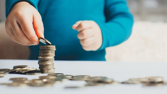 Segundo a proposta, ao atingir a maioridade, cada jovem terá cerca de R$ 22,5 mil - Adobe Stock