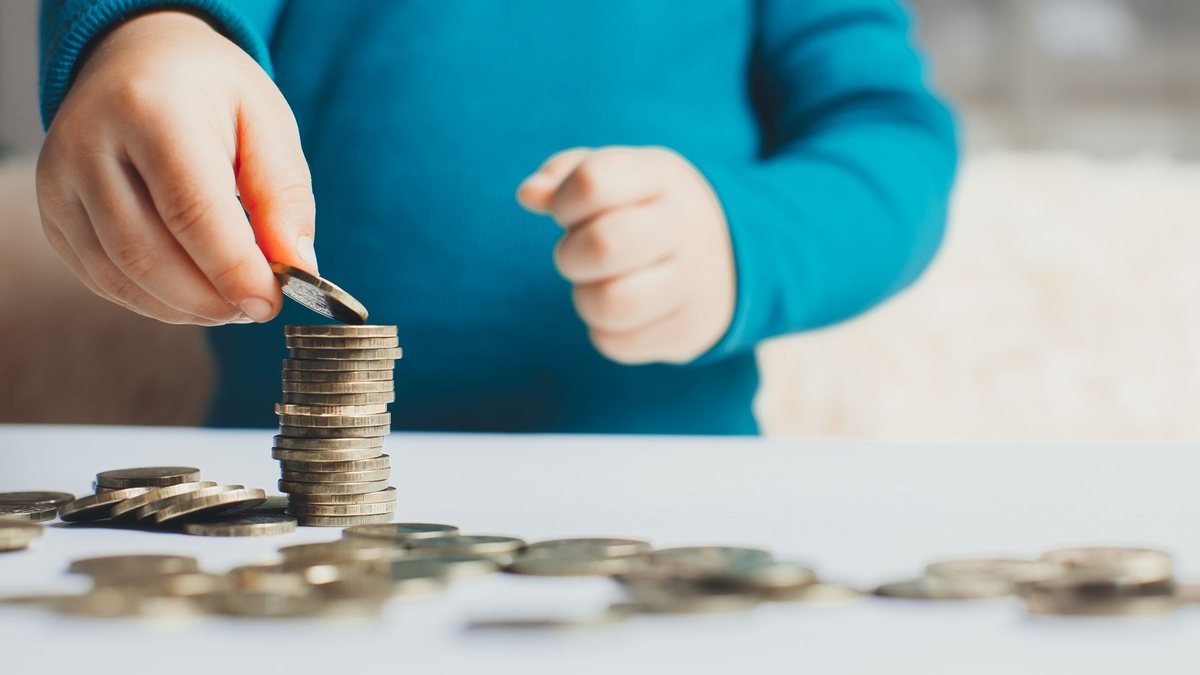 Segundo a proposta, ao atingir a maioridade, cada jovem terá cerca de R$ 22,5 mil - Adobe Stock