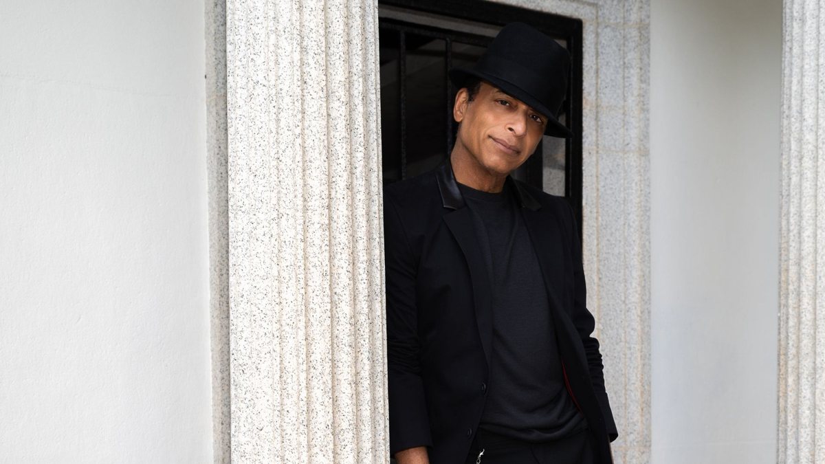 O cantor e compositor Jon Secada volta ao Brasil, onde apresenta shows no Rio e em SP - Divulgação/Thiago Siqueira