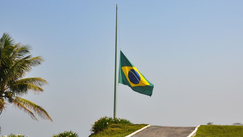 Bandeira a meio-mastro simboliza luto oficial e homenagem a personalidades - Adobe Stock
