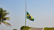 Bandeira a meio-mastro simboliza luto oficial e homenagem a personalidades - Adobe Stock