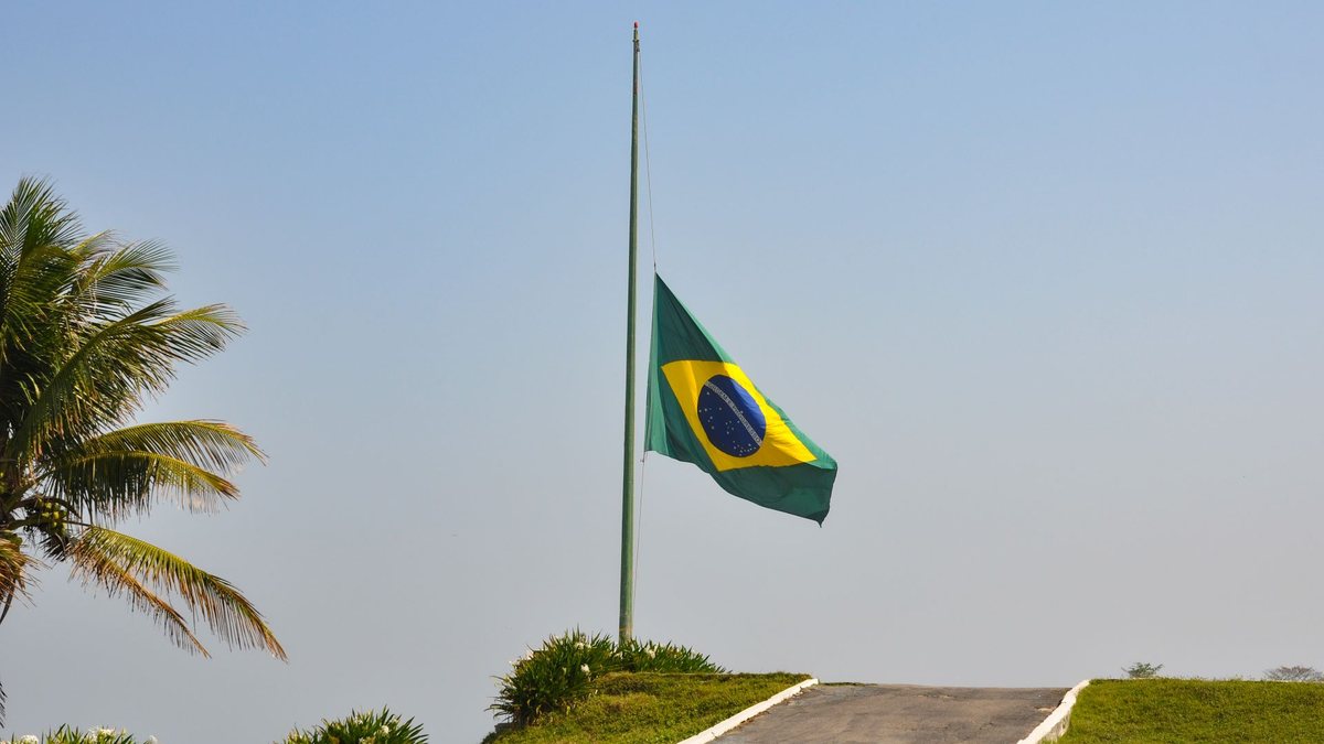 Bandeira a meio-mastro simboliza luto oficial e homenagem a personalidades - Adobe Stock