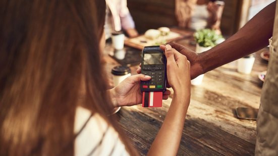 Decreto do PAT estabeleceu que taxa deveria ser de no máximo 3,6%, mas custo médio está em 6,18% - Adobe Stock