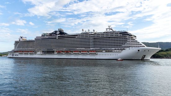O navio de cruzeiro MSC Seaview navega pela costa de Santos, litoral sul de São Paulo - Adobe Stock