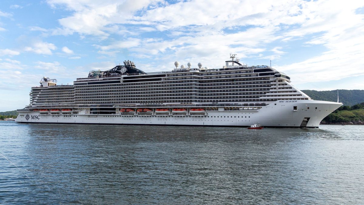 O navio de cruzeiro MSC Seaview navega pela costa de Santos, litoral sul de São Paulo - Adobe Stock