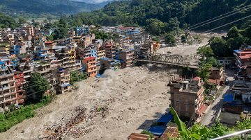 Deslizamento de lama deixou estradas e edifícios soterrados - Reprodução/Redes Sociais