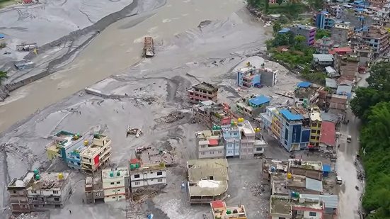Inundações de lama no Nepal deixaram rastro de destruição - Reprodução/Youtube