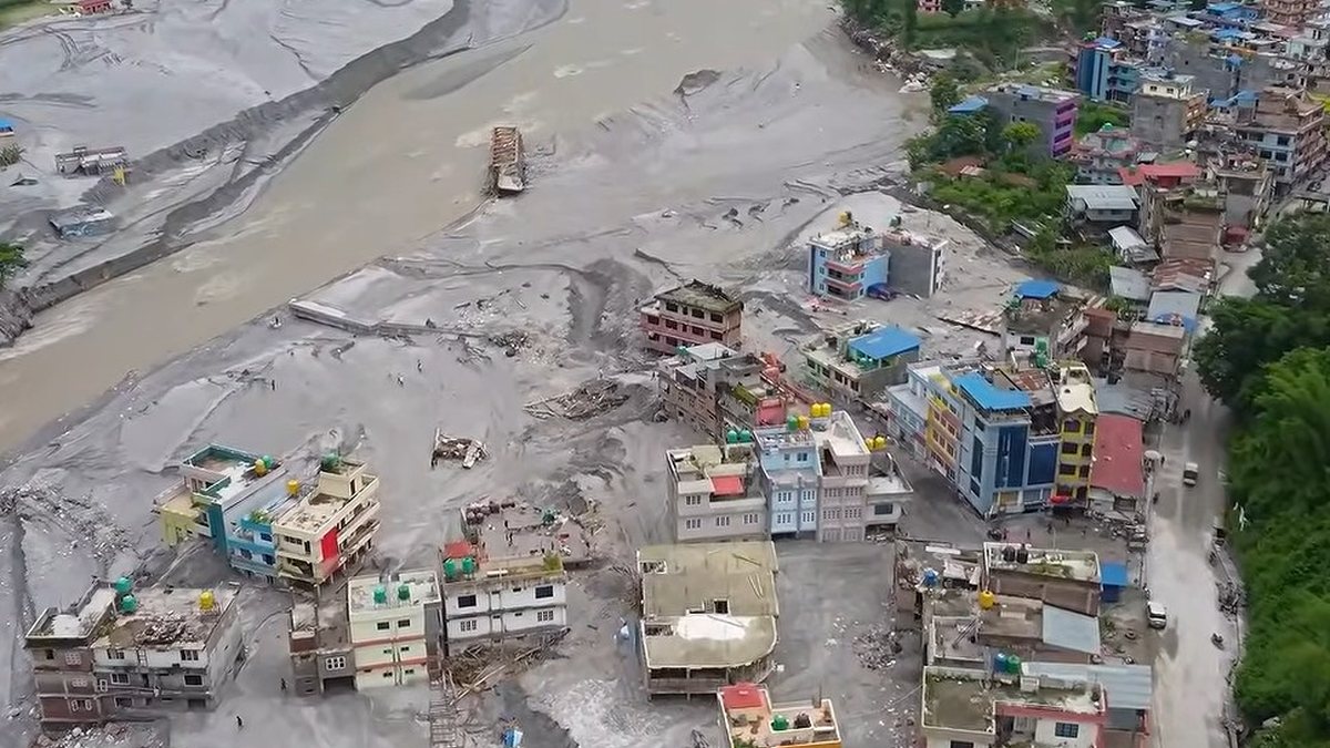 Inundações de lama no Nepal deixaram rastro de destruição - Reprodução/Youtube
