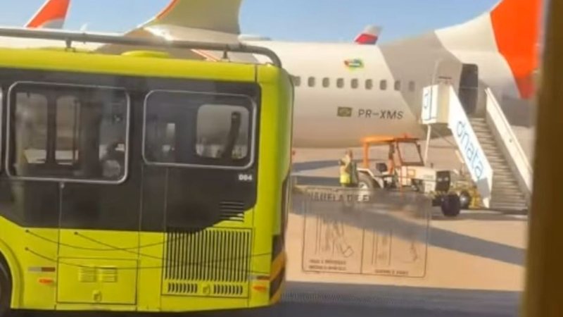 Boeing 737 Max 8 da Gol teve a ponta da asa esquerda atingida por um ônibus - Divulgação/Instagram/@moalopess