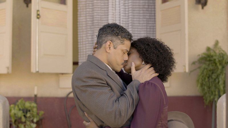 Onildo (Paulo Lessa) se declara e beija Niara (Erika Januza) - Globo