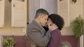 Onildo (Paulo Lessa) se declara e beija Niara (Erika Januza) - Globo