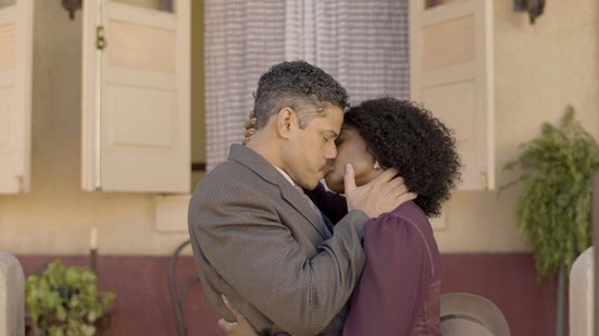 Onildo (Paulo Lessa) se declara e beija Niara (Erika Januza) - Globo