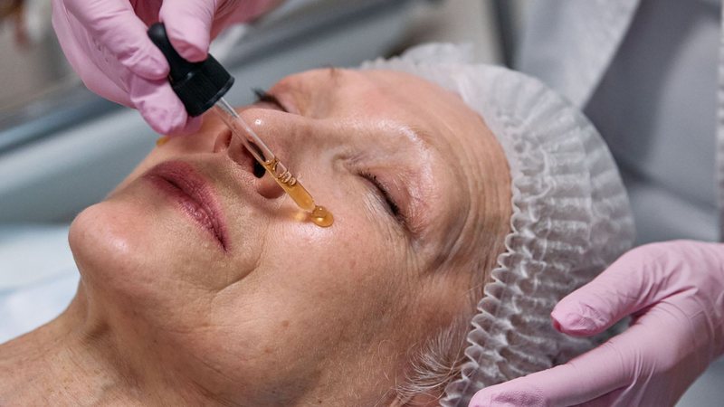 Cosméticos anti\u002Didade: entenda riscos e benefícios dermatológicos aos 50+