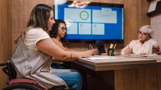 Mais de 50% de profissionais com deficiência ocupam cargos operacionais, de auxiliares ou assistentes - Adobe Stock