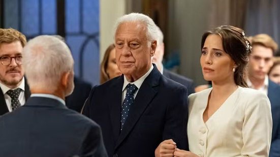 Arthur Brandão (Antônio Fagundes) e Adriana (Letícia Colin) se casam em cena da novela "Quem ama cuida" - Foto: Globo