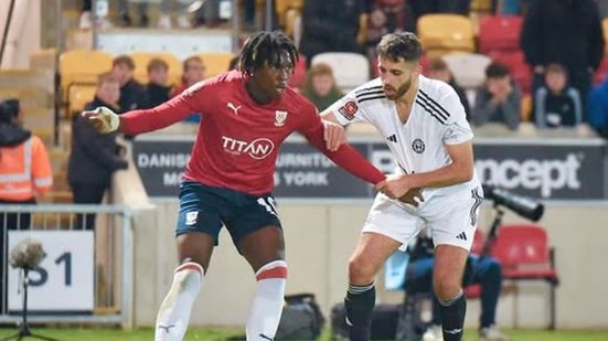 Quévin Castro (de vermelho) teve mal subito durante partida amistosa pelo Real Sport Clube, equipe da quarta divisão - Foto: Reprodução Instagram