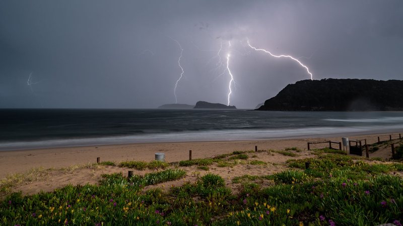 Turista foi atingida por raio na praia, por volta das 18h de sexta-feira, 28 - Magnific