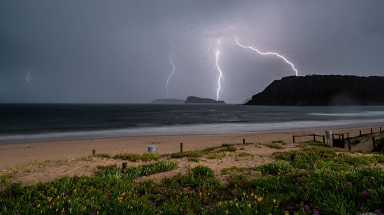 Turista foi atingida por raio na praia, por volta das 18h de sexta-feira, 28 - Magnific