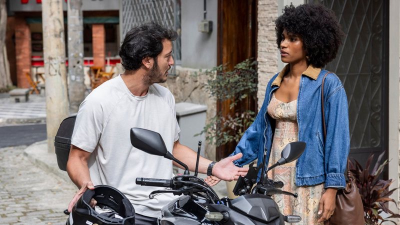 Tom (Allan Souza Lima) e Elenice (Mariana Sena) em Quem Ama Cuida - Globo
