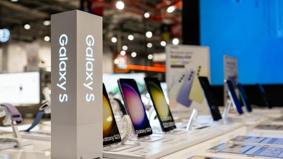 A lista de aparelhos da marca Samsung que vão perder acesso as atualizações nos próximos anos incluem 14 aparelhos populares - Adobe Stock