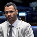Após chorar, Cleitinho volta atrás e quer sair candidato ao governo de MG