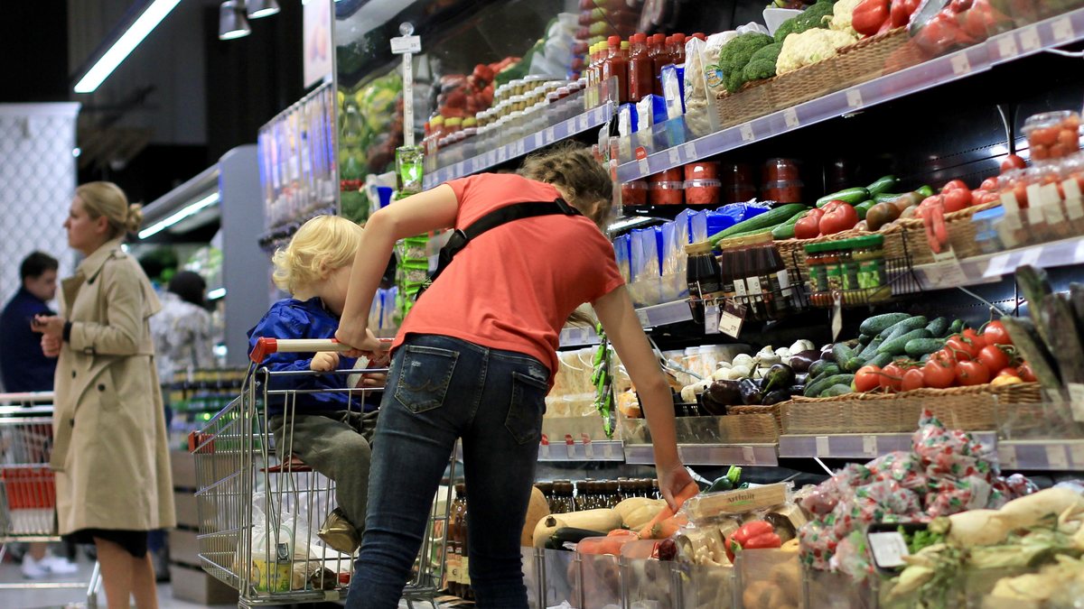 Queda nos juros deve demorar um pouco para ser sentida nas compras do supermercado - Envato