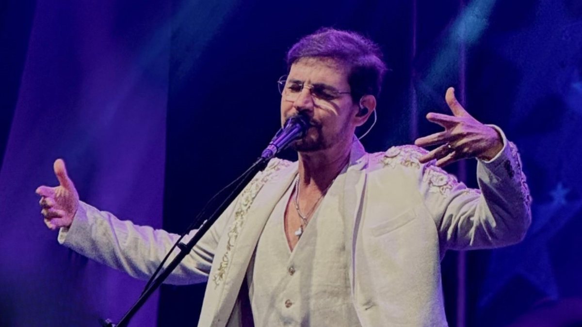 Tingo Santi , ou Ailton Santos,  durante apresentação do 'Tributo ao Rei', show em homenagem a Roberto Carlos - Divulgação