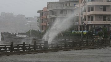 Tufão Dolphin atingiu o leste da China por volta das 18h40 de domingo (horário local) - Xinhua News/Divulgação