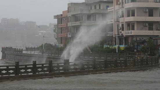Tufão Dolphin atingiu o leste da China por volta das 18h40 de domingo (horário local) - Xinhua News/Divulgação