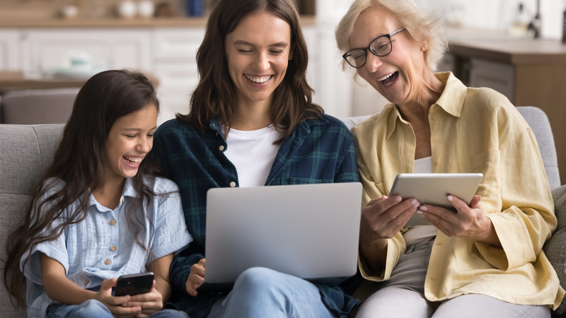 As diferentes gerações aprendem e aproveitam a tecnologia ao seu próprio modo - Adobe Stock