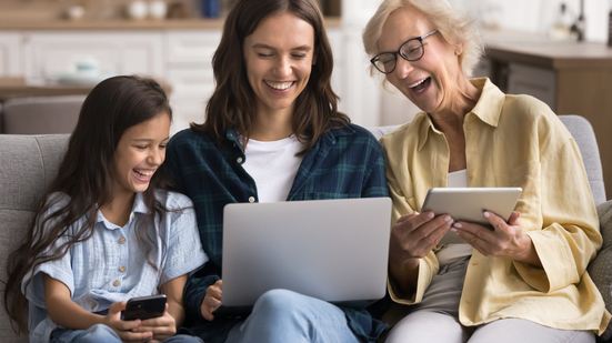 As diferentes gerações aprendem e aproveitam a tecnologia ao seu próprio modo - Adobe Stock