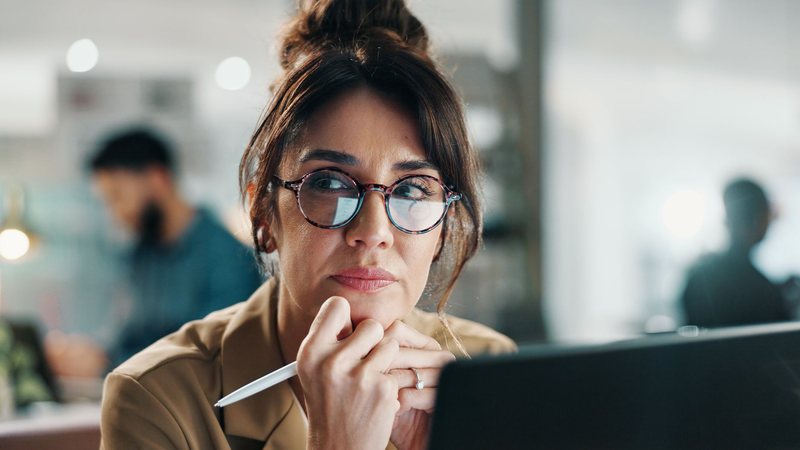 Os cursos mais procurados por egressos acima de 50 anos incluem Psicologia, Direito e Pedagogia - Adobe Stock