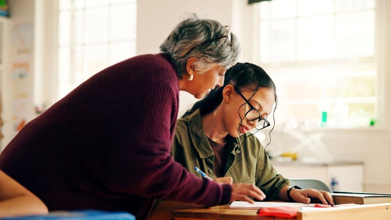 Entre 2015 e 2025, o contingente de docentes 60+ passou de 18,2 mil para 37,3 mil - Adobe Stock