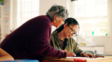 Entre 2015 e 2025, o contingente de docentes 60+ passou de 18,2 mil para 37,3 mil - Adobe Stock