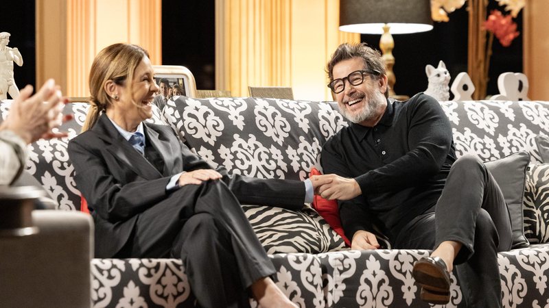 Adriana Esteves e Murilo Benício participam do Conversa com Bial em cenário inspirado na casa de Tufão - Manoella Mello/Globo