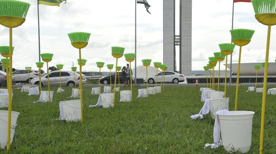 Protesto em frente ao Congresso por políticos Ficha Limpa - Antonio Cruz/Agência Brasil