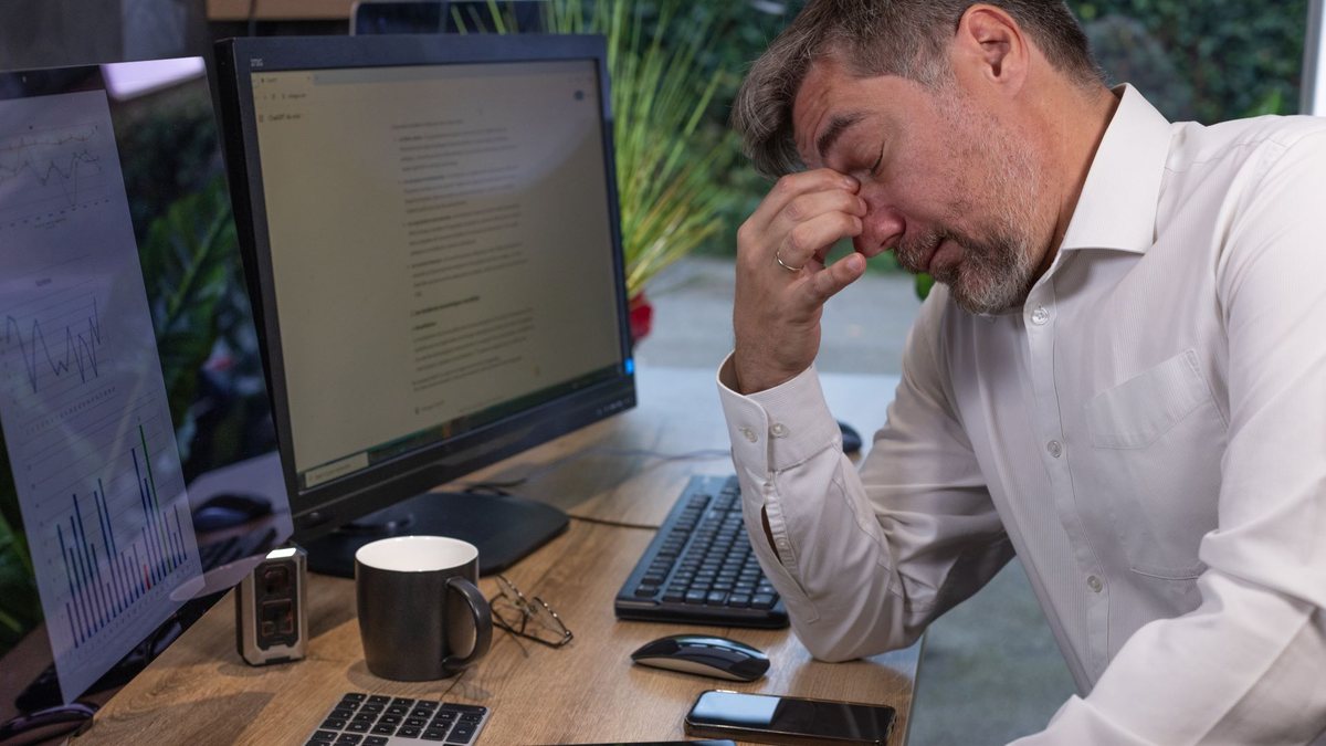 Menor resistência ao assédio moral dos 50+ pode estar relacionada ao medo de perder o emprego - Adobe Stock