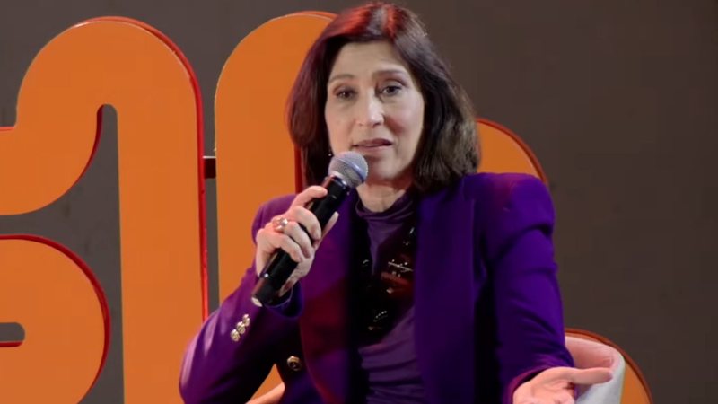 Beth Goulart também realizou uma apresentação literária recitando versos da poetisa Cora Coralina - Reprodução YouTube/Supera