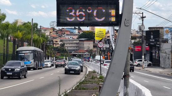 Termômetro de rua marca 36°C na Avenida Interlagos, zona sul de São Paulo - Marco Ambrosio/Ato Press/Estadão Conteúdo