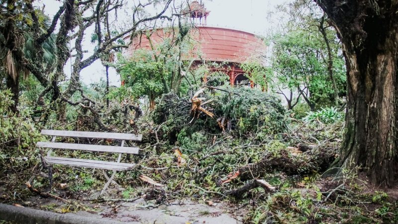 Forte temporal atingiu a cidade de Pelotas e causou estragos - Eduardo Rodrigues/Agência Pixel Press/Estadão Conteúdo