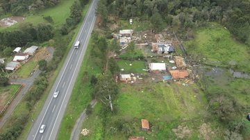 Imagens mostram que as estruturas foram severamente em rodovia em Três Barras - Divulgação/Defesa Civil de Santa Catarina
