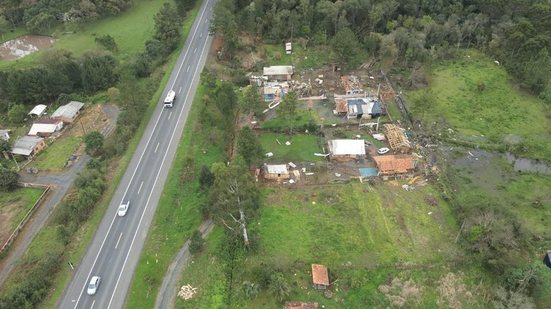 Imagens mostram que as estruturas foram severamente em rodovia em Três Barras - Divulgação/Defesa Civil de Santa Catarina