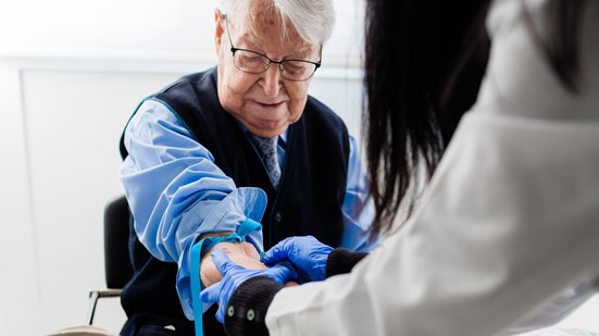 Mudança reflete o envelhecimento ativo e amplia a idade limite para doação de sangue - Adobe Stock