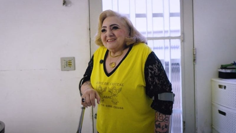 Regina Espósito tem osteogênese imperfeita e mantém um trabalho voluntário para ajudar outros portadores da doença - Bruno Sitorski/VIVA