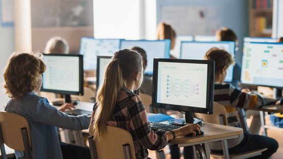 Ponto central das novas diretrizes é a restrição ao uso autônomo de IA até o 5º ano - Adobe Stock