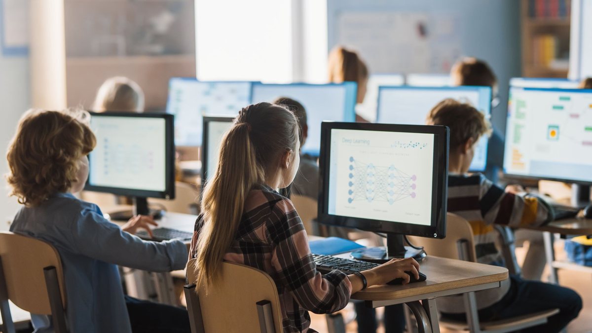 Ponto central das novas diretrizes é a restrição ao uso autônomo de IA até o 5º ano - Adobe Stock