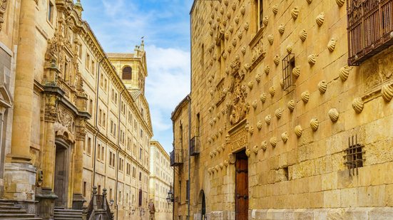 Casa de las Conchas em Salamanca, na Espanha - Adobe Stock