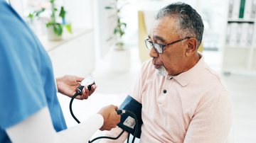 Cuidar da saúde antes dos sintomas pode acrescentar anos de vida aos homens - Adobe Stock
