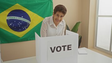 A campanha Voto 70+ convoca os brasileiros com mais de 70 anos a regularizar o título de eleitor e reforça o potencial de influência dos maduros no processo democrático. - Adobe Stock