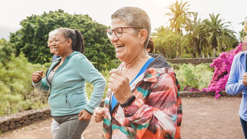 Atividade física e vida social contribuem para boa saúde após os 45 anos - Envato